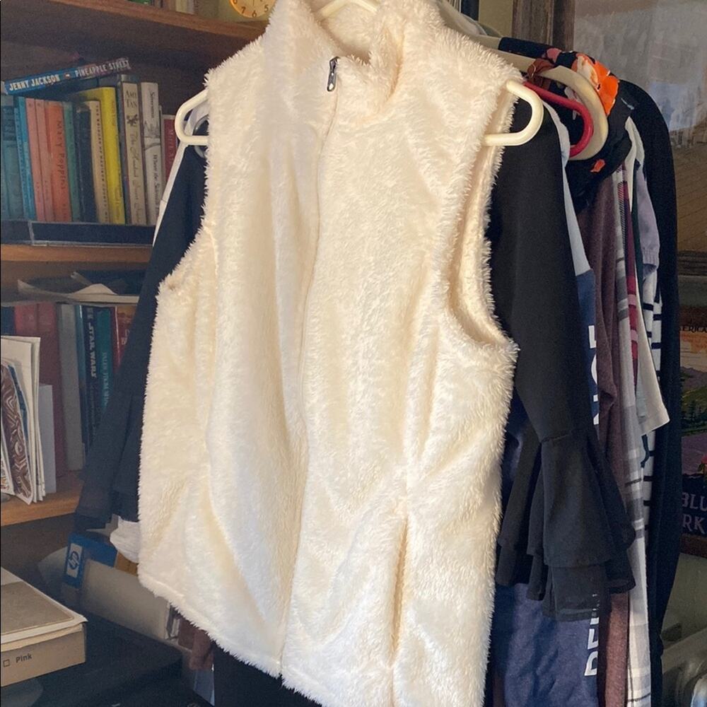 Bass Women's White Faux fur Vest